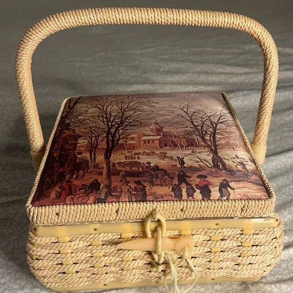 🧵 Vintage Wicker Sewing Basket with Winter Scene Lid 🎨 - Picture 6 of 8
